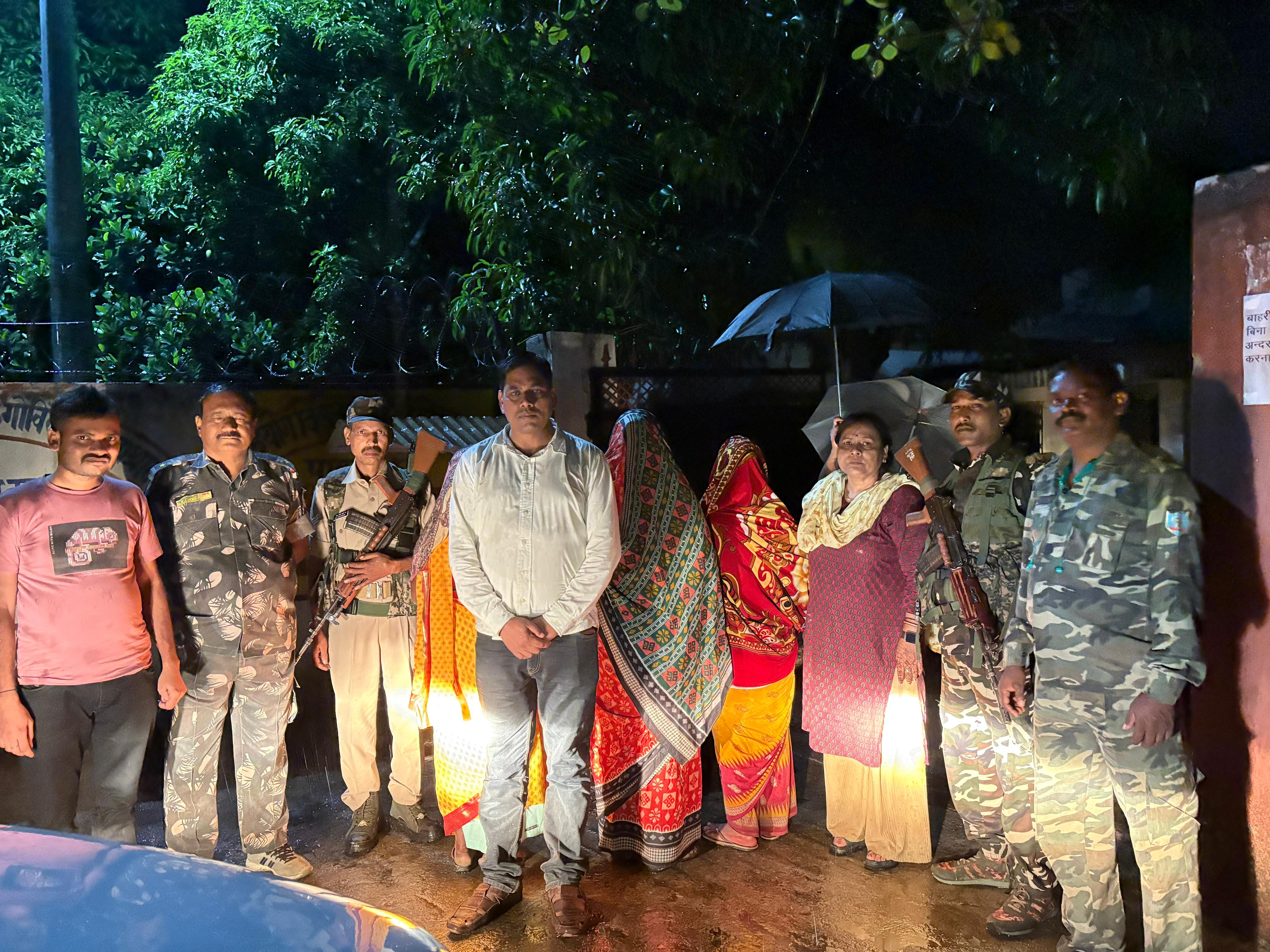 बाल विवाह पर आधी रात में चला रेस्क्यू ऑपरेशन, बच्ची को बचाया गया बाल विवाह की कुप्रथा से बाल विवाह पर आधी रात में चला रेस्क्यू ऑपरेशन, बच्ची को बचाया गया बाल विवाह की कुप्रथा से