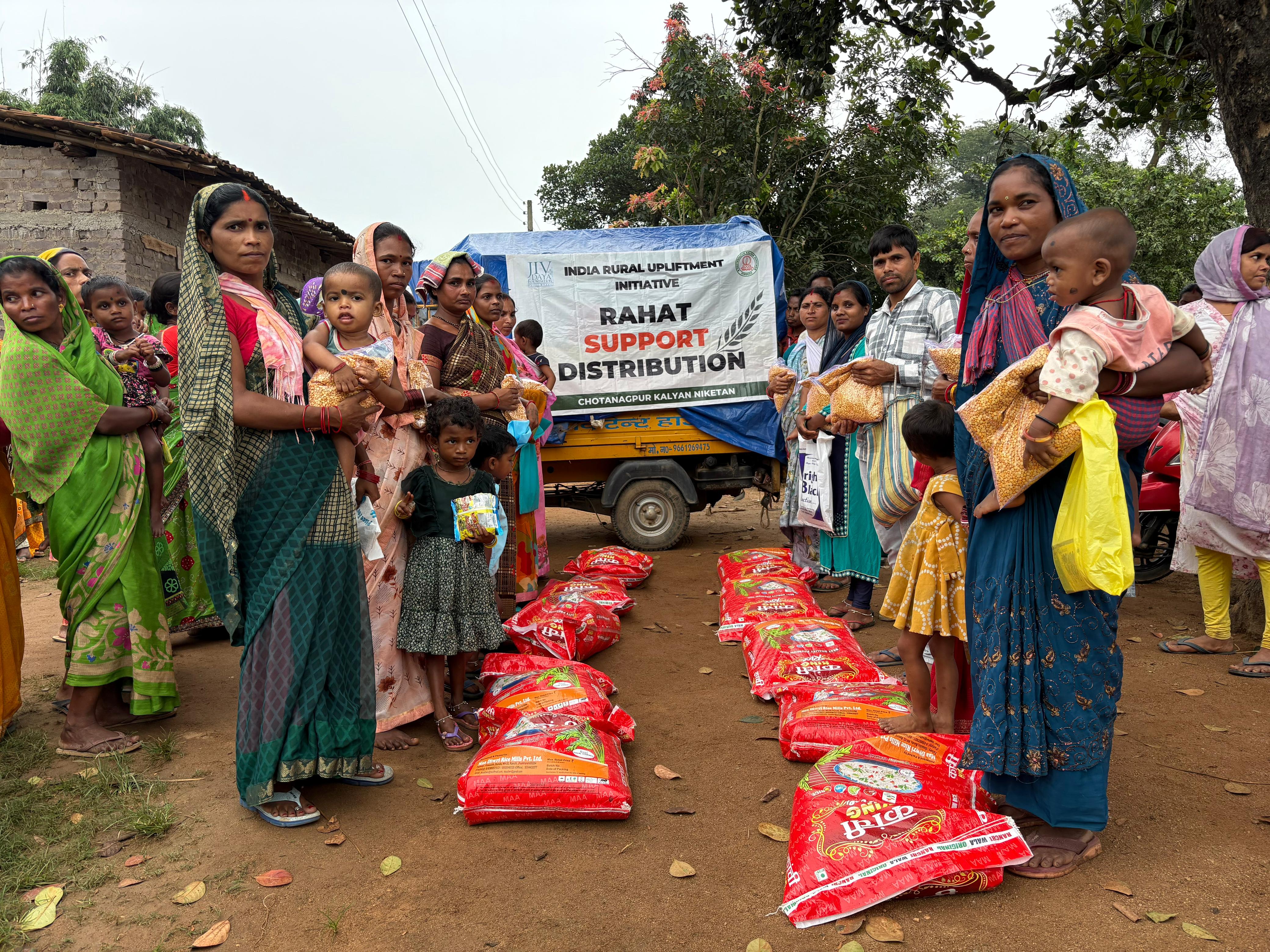 पोषण माह पर सिमडेगा में संस्था छोटानागपुर कल्याण निकेतन द्वारा राहत राशन का वितरण, 150 परिवारों को मिला लाभ